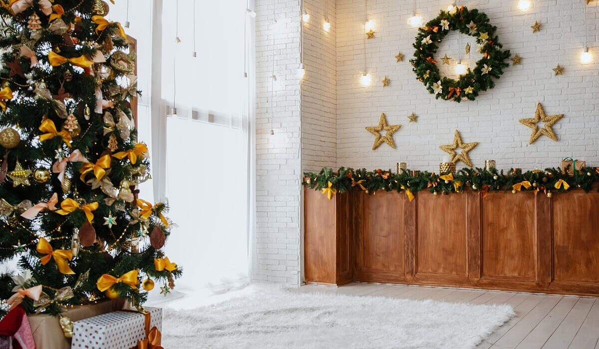 10 Stunning Christmas Decor on the Wall Ideas to Transform Your Home!