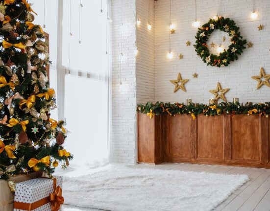 10 Stunning Christmas Decor on the Wall Ideas to Transform Your Home!