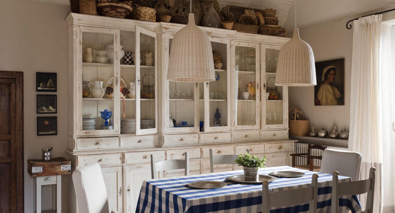 How to Decorate Above Kitchen Cabinets: Easy Ideas for a Stylish Kitchen!