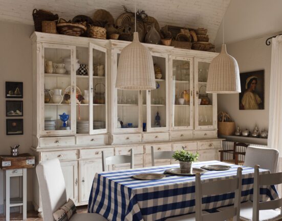 How to Decorate Above Kitchen Cabinets: Easy Ideas for a Stylish Kitchen!