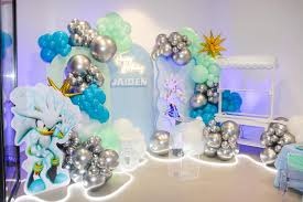 The success of Sonic birthday decorations depends on a many strong visual rudiments: 