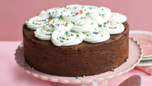 Royal Icing for Vintage Cake Decorating: Formula and Consistency Management: