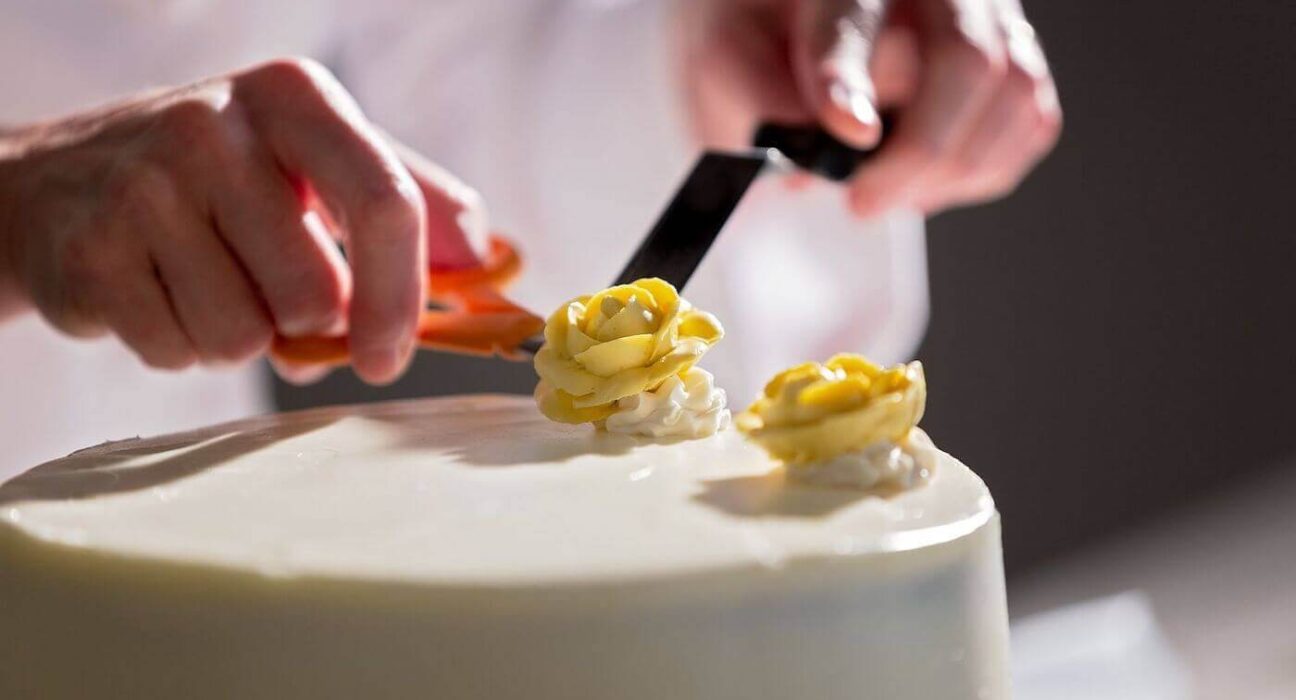 15 Essential Skills Every Professional Cake Decorator Should Master!