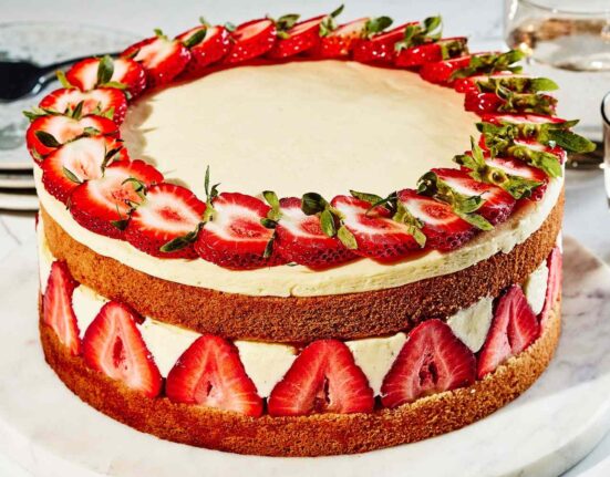 15 Easy Ways to Decorate Cake with Strawberries for a Stunning Dessert!