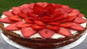 Classic Arrangements to Decorate Cake with Strawberries on Top: