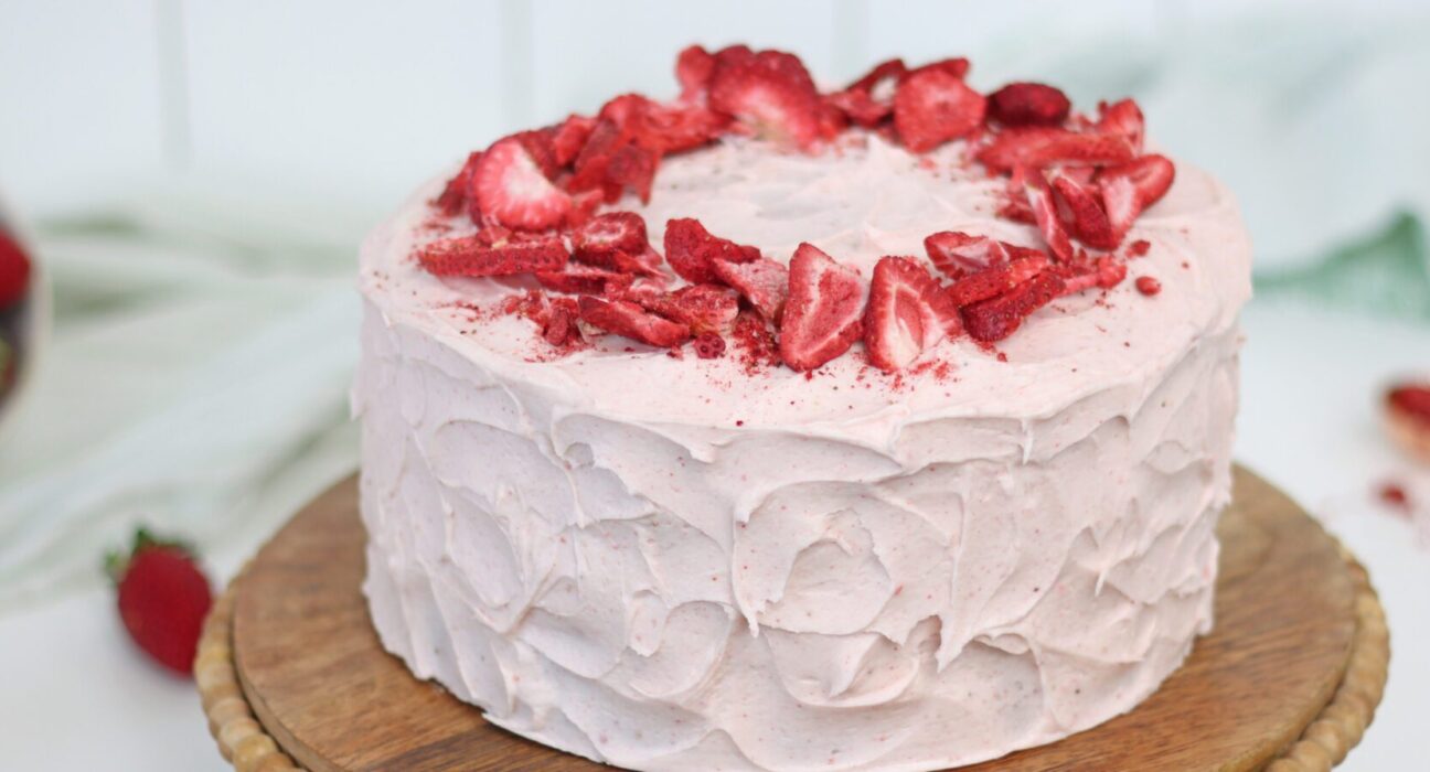 Strawberry Cake Decorating: 7 Amazing Mistakes and Best Tips to Avoid!