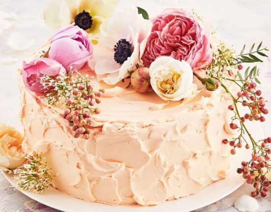 14. Cake Decorated with Flowers – Elegant Floral Cake Design Ideas!