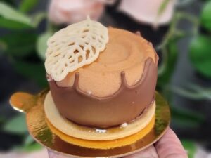 Who is Isali cake decorations by albeit LLC ?