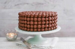 Simple chocolate cake decorating ideas for First Time Bakers: